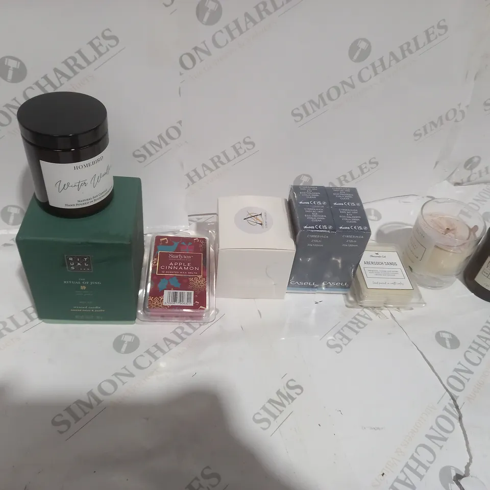 TOTE OF APPROXIMATELY 16 ASSORTED ITEMS TO INCLUDE A SCENTED CANDLE AND A SCENTED WAXMELT SET