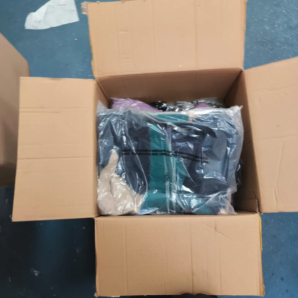 BOX OF APPROXIMATELY 15 ASSORTED CLOTHING ITEMS TO INCLUDE: MUDFLOWER JUMPER 