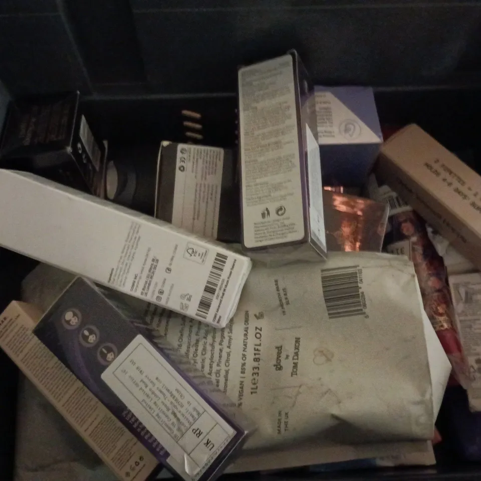 APPROXIMATELY 15 ASSORTED HEALTH & BEAUTY PRODUCTS TO INCLUDE REHAB HAIR PERFUME, CLINIQUE DEODORANT, GLOVED HAND WASH, ETC - COLLECTION ONLY
