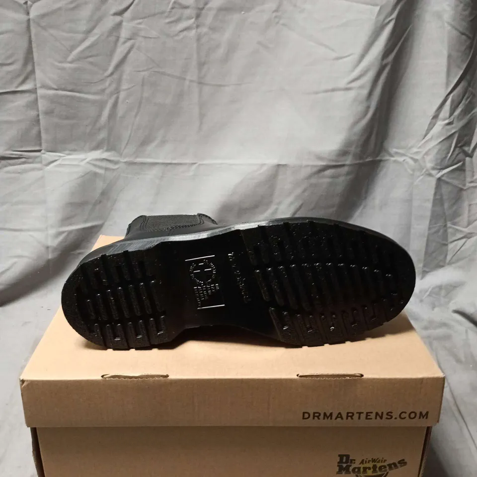 BOXED PAIR OF DR. MARTENS 2976 MONO BLACK CHELSEA BOOTS – UK 6