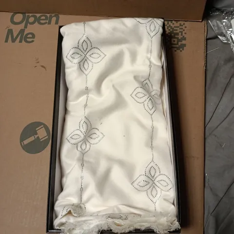 FRANK USHER GIFT BOXED CASHMERE FEEL PASHMINA DESIGN SCARF - WHITE 