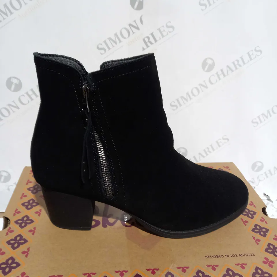 BOXED SKECHERS TAXI ZIP BOOTIES, BLACK - SIZE 6.5 