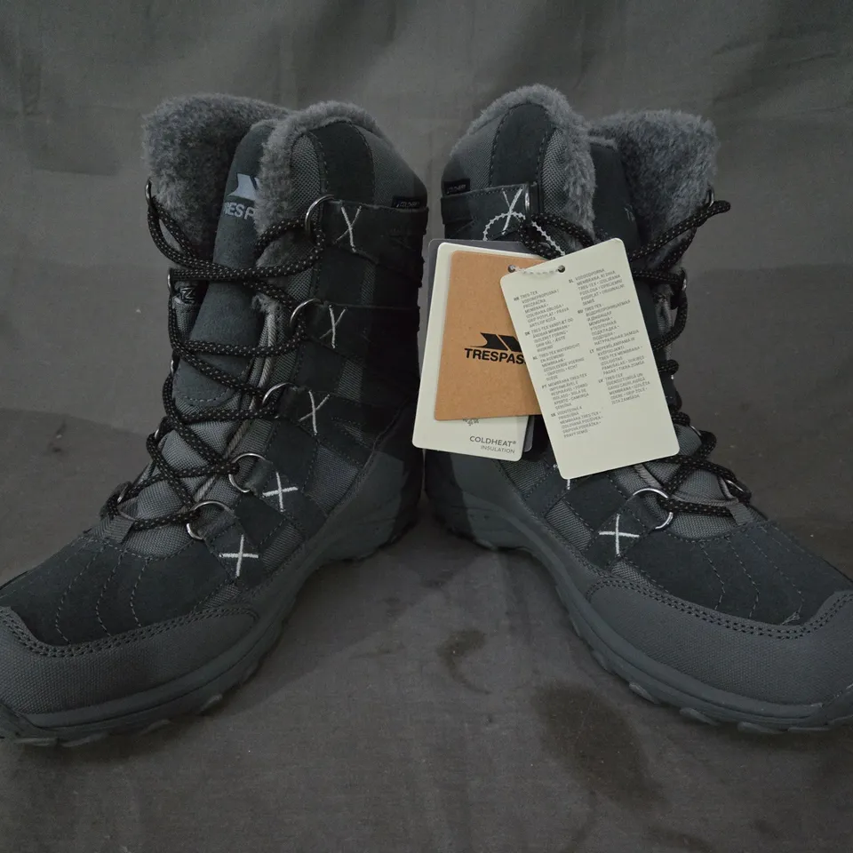 BOXED PAIR OF TRESPASS WOMEN'S SNOW BOOTS IN STEEL COLOUR UK SIZE 6