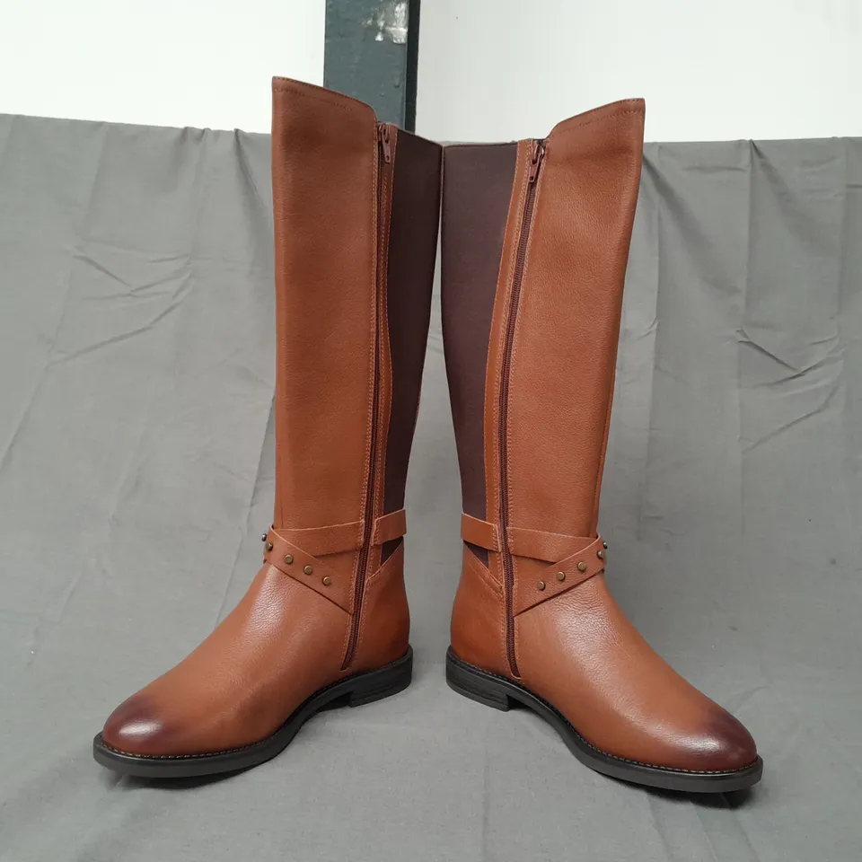 BOXED PAIR OF HOTTER KNEE-HIGH BOOTS IN BROWN UK SIZE 6