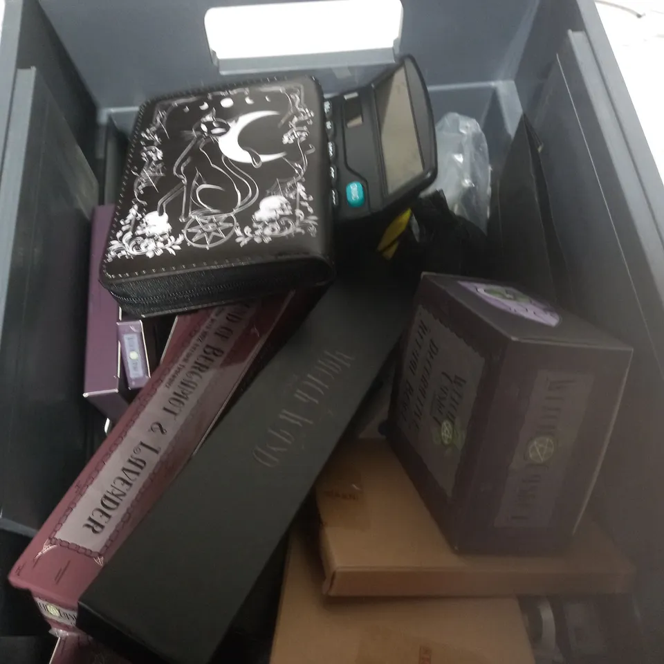 BOX OF APPROXIMATELY 10 ASSORTED ITEMS TO INCLUDE - CALCULATOR, MAGIC WAND, INCENSE ECT