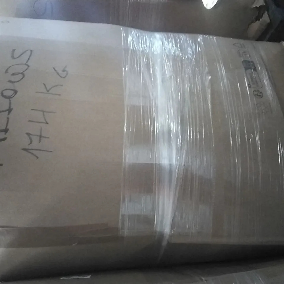 PALLET CONTAINING A LARGE QUANTITY OF PILLOWS