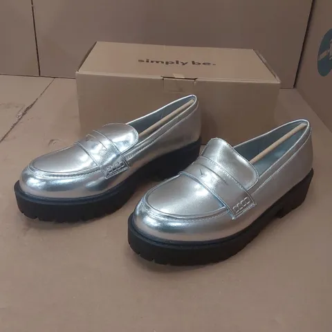 BOX CONTAINING APPROXIMATELY 5x BRAND NEW SIMPLY BE SILVER DALLAS WIDE SHOES - SIZE 7