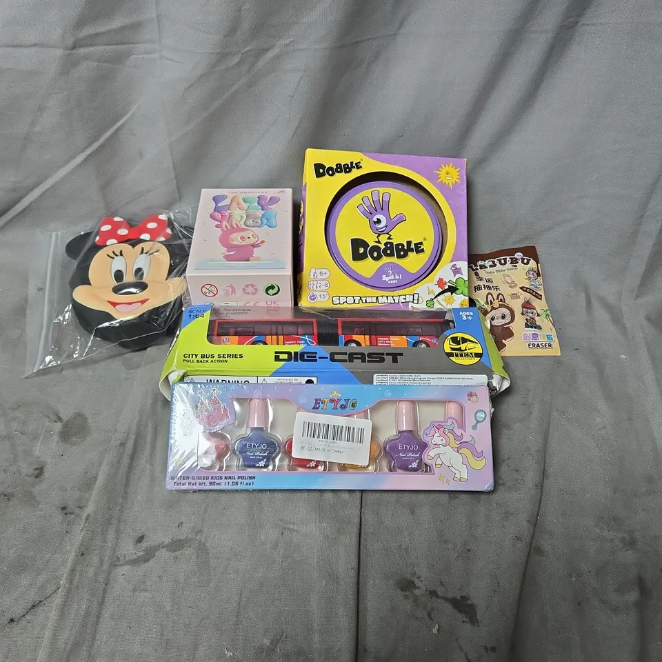 APPROXIMATELY 15 ASSORTED ITEMS OF TOYS AND GAMES INCLUDING DOBBLE SPOT IT GAME, LABUBU KEY ERASER, MINNIE MOUSE ZIPPED PURSE, DIE CAST CITY BUS SERIES MODEL