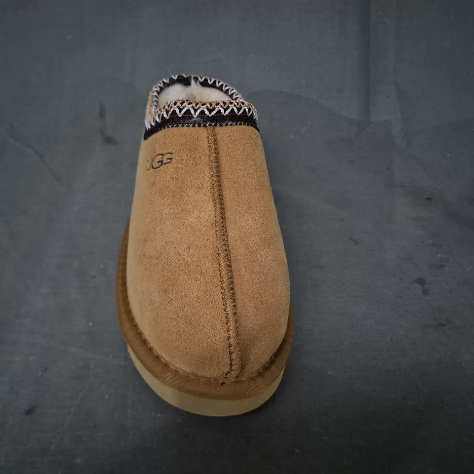 BOXED PAIR OF UGG SHOES IN CHESTNUT UK SIZE 4