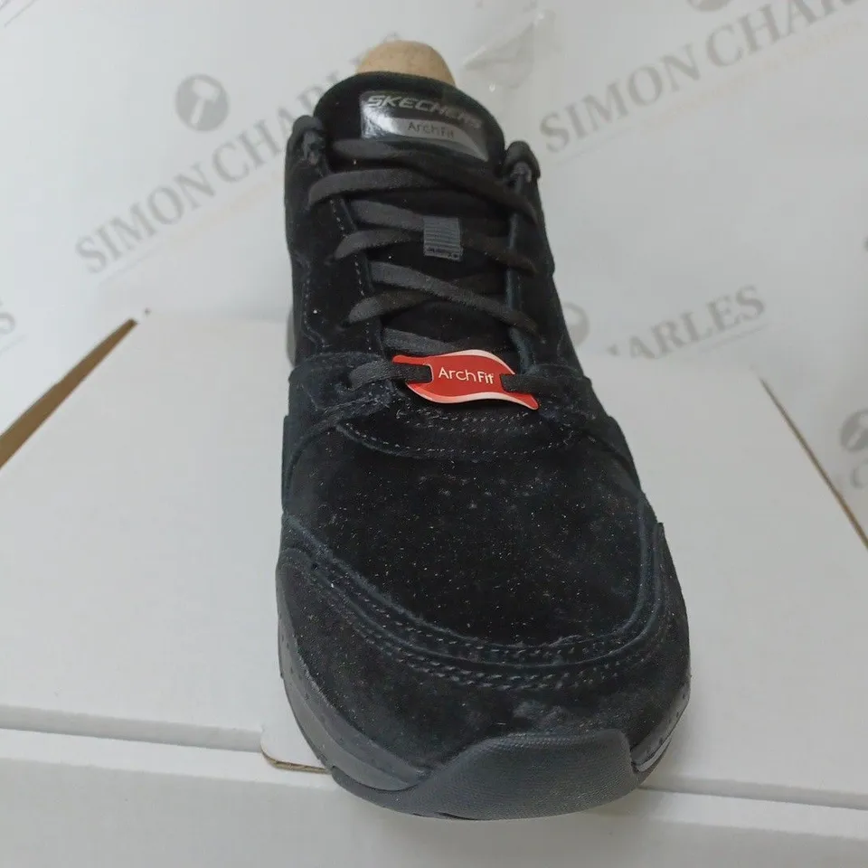 SKECHERS ARCH FIT TRAINERS BLACK SIZE 8