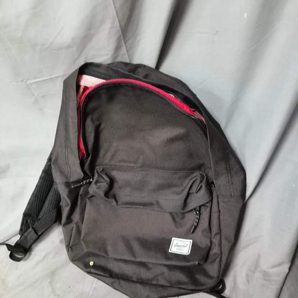 BOX OF APPROXIMATELY 10 ASSORTED ITEMS TO INCLUDE: PET BLANKET AND BACKPACK