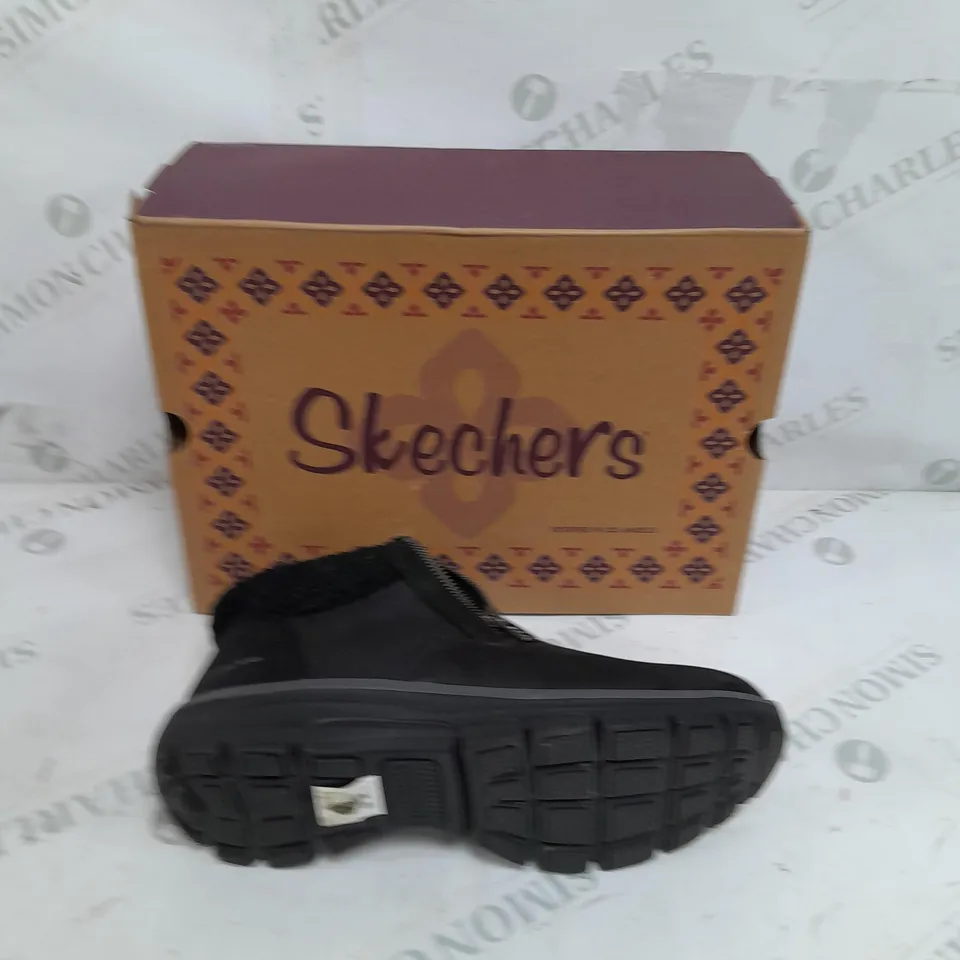 SKETCHERS EASY GOING BOOT IN BLACK - SIZE 5.5