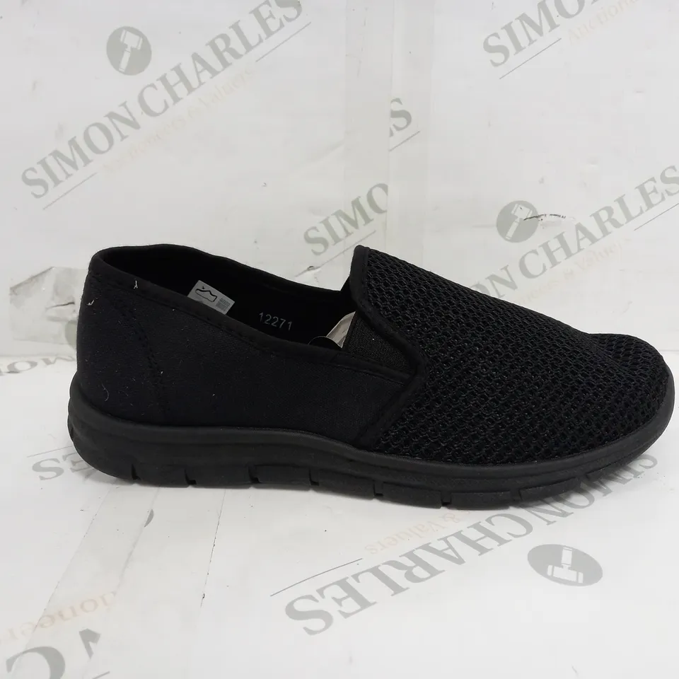 APPROXIMATELY 12 PAIRS OF LILLEY SLIPPERS IN BLACK SIZE 7
