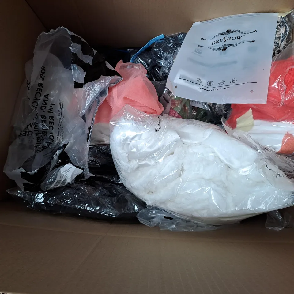 BOX OF APPROXIMATELY 15 ASSORTED ITEMS TO INCLUDE - T-SHIRT , HOODIE , HAT ETC