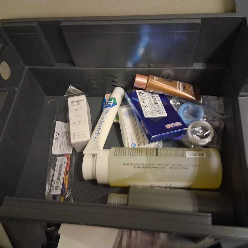 APPROXIMATELY 20 ASSORTED HEALTH AND BEAUTY PRODUCTS TO INCLUDE; MAN CAVE, ORAL B, KANZEN AND L'OREAL