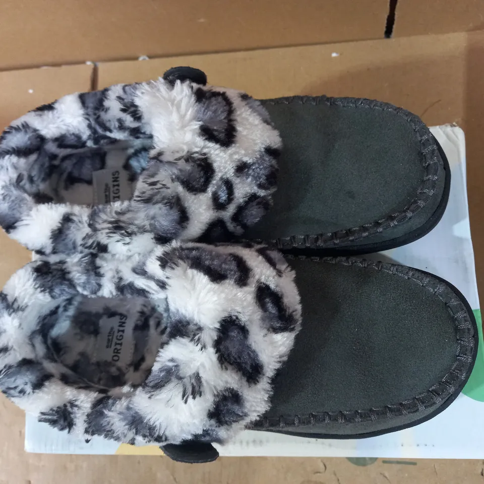EARTH ORIGINS SIZE 4 SLIPPERS - GREY