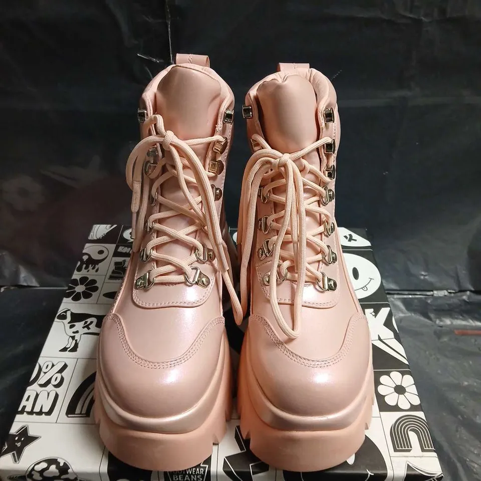 BOXED PAIR OF KOI GOOEY BUBBLEGUM PLATFORM BOOTS – UK SIZE 3