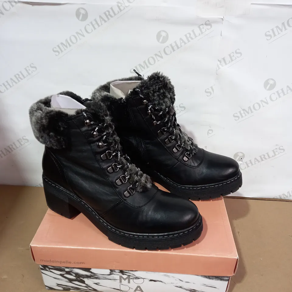 BOXED PAIR OF MODA IN PELLE BLACK BOOTS - SIZE 40