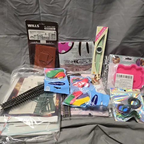 APPROXIMATELY 10 ASSORTED TOYS & GAMES PRODUCTS TO INCLUDE WILLS BRICKWORK MATERIALS PACK, TRAIN TOY PARTS, KIDS WATCH, ETC