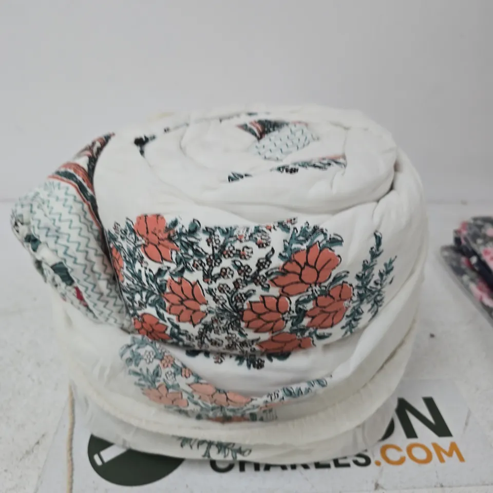 FLORAL PATTERNED DUVET - SIZE UNSPECIFIED 