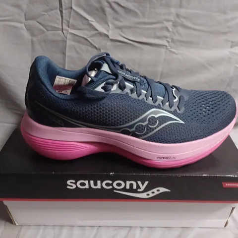 BOXED PAIR OF SAUCONY WOMEN'S RUNNING SHOES – NAVY WITH PINK SOLE - UK SIZE 7.5