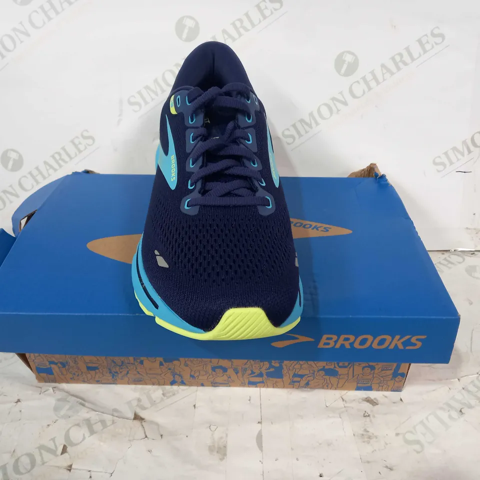 BOXED PAIR OF BROOKS GHOST SHOES IN NAVY/BLUE/LIME UK SIZE 8