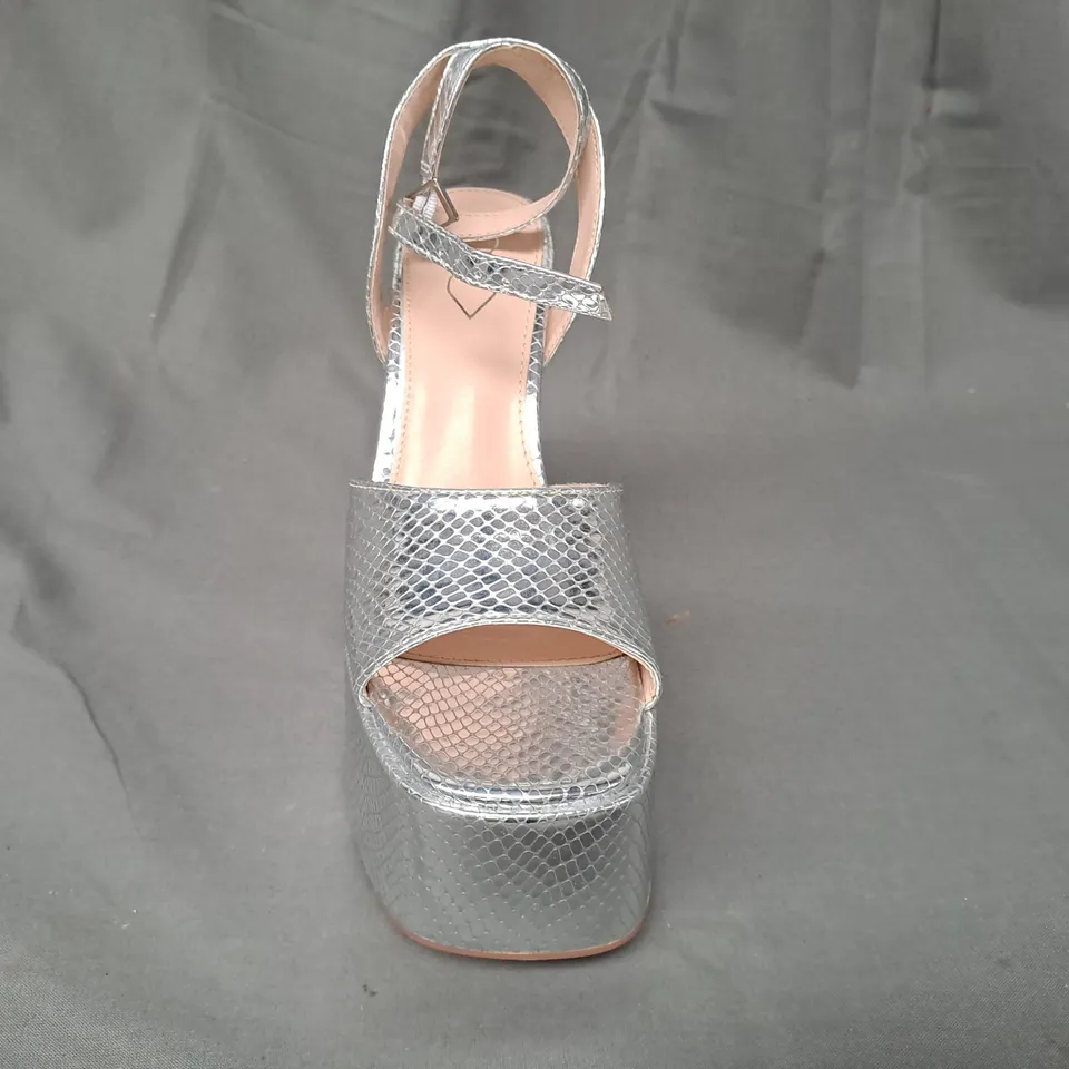 BOXED PAIR OF KOI VEGAN SHONEN LIZARD PLATFORM HEELS IN SILVER UK SIZE 4