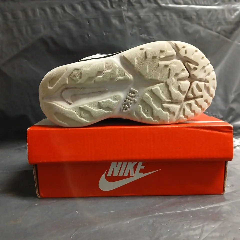 BOXED PAIR OF NIKE KID'S SHOES IN BLACK/WHITE SIZE UK 9.5