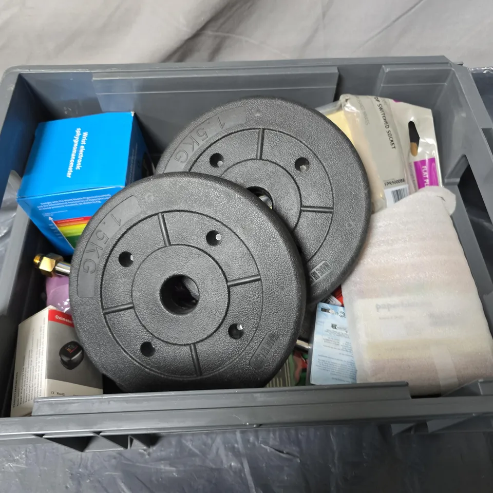 APPROXIMATELY 20 ASSORTED HOUSEHOLD ITEMS TO INCLUDE WEIGHTS, SWITCHED SOCKET AND WRITING PAD 