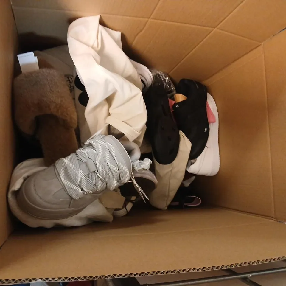 LARGE QUANTITY OF ASSORTED SHOES AND FOOTWEAR