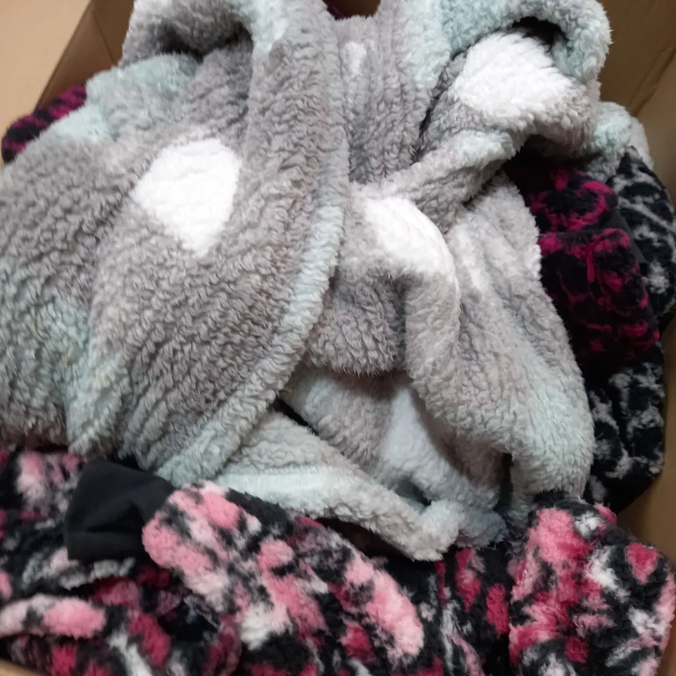 BOX OF APPROXIMATELY 10 HOUSE COATS / DRESSING GOWN 