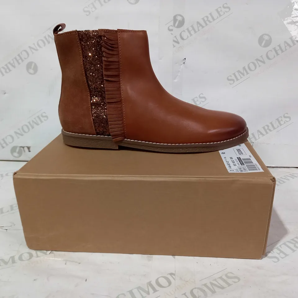 BOXED PAIR OF LA REDOUTE BOOTS IN BROWN W. SEQUIN EFFECT EU SIZE 38