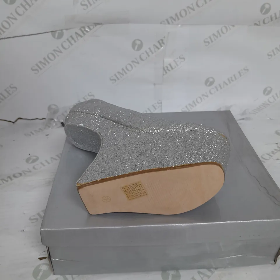BOXED PAIR OF CASSANDRA PLATFORM SHOE IN SILVER GLITTER SIZE 7