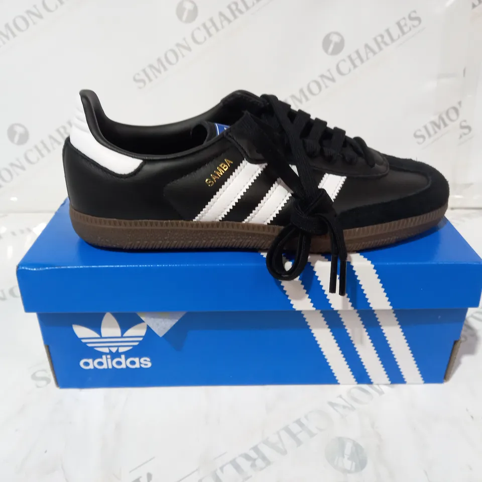 ADIDAS SAMBA BLAC AND WHITE SIZE 4