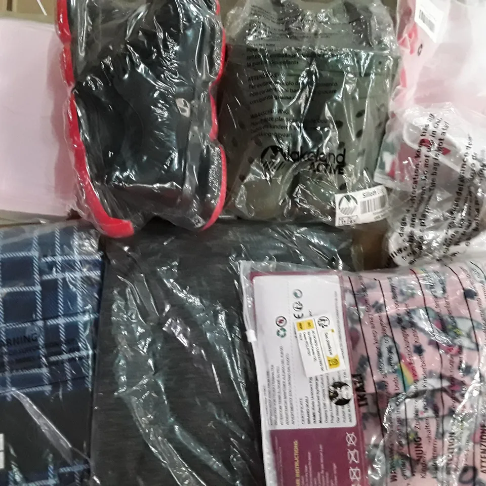 LARGE QUANTITY OF ASSORTED CLOTHING ITEMS TO INCLUDE SOCKS SHOES AND TOPS ECT