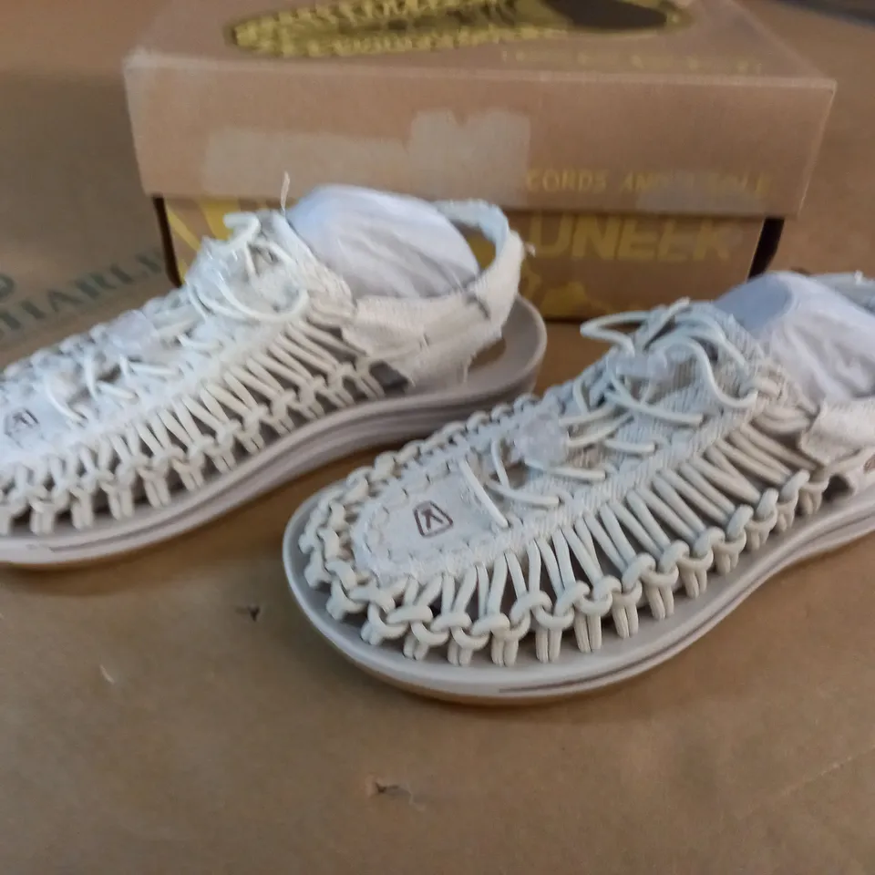 PAIR OF KEEN NATURAL CANVAS/BIRCH SHOES - UK 4