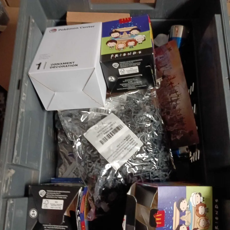 LARGE QUANTITY OF ASSORTED TOYS AND GAMES TO INCLUDE - ERASABLE PENS, BRACELET CRAFT KIT & PLASTIC FIGURINES ETC 