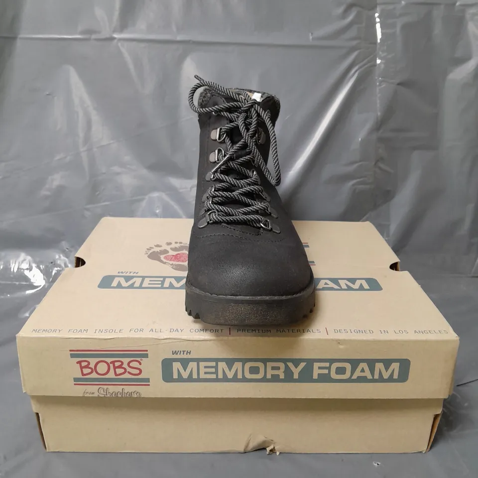 BOBS FROM SKECHERS HIKING BOOTS BLACK SIZE 5.5