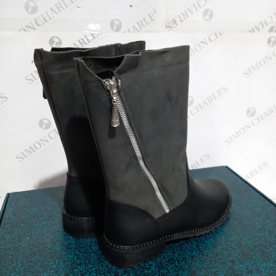 BOXED EMU EXPLORER BOOTS, BLACK/CHARCOAL - SIZE 7