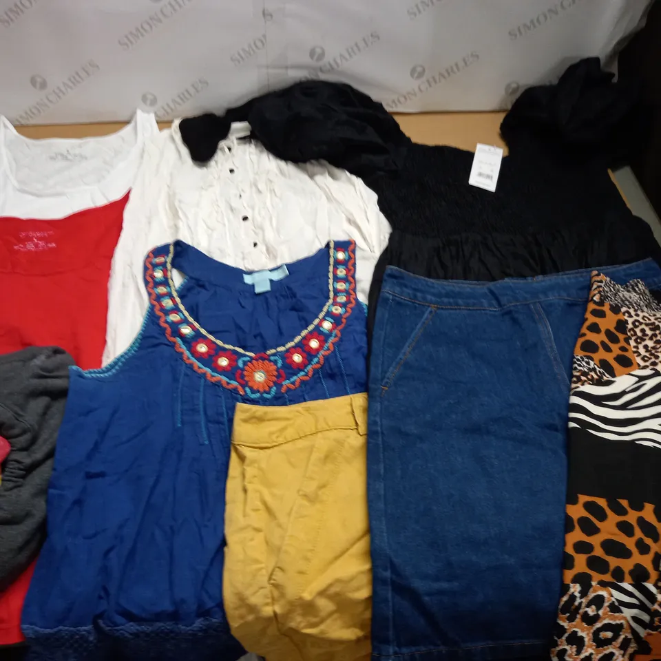 LARGE QUANTITY OF ASSORTED CLOTHING ITEMS TO INCLUDE NEW LOOK, BOOHOO AND WAREHOUSE