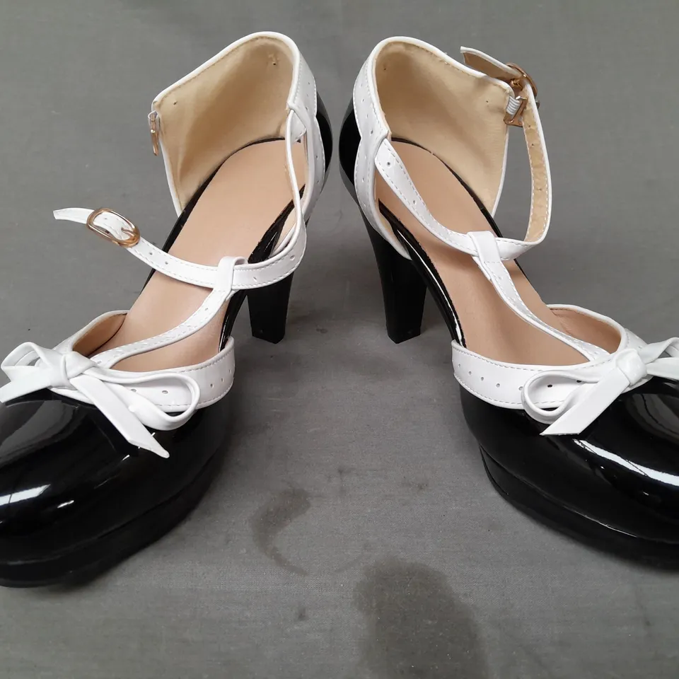 BOXED PAIR OF DESIGNER CLOSED TOE BOW DETAIL HEELED SHOES IN GLOSSY BLACK EU SIZE 37