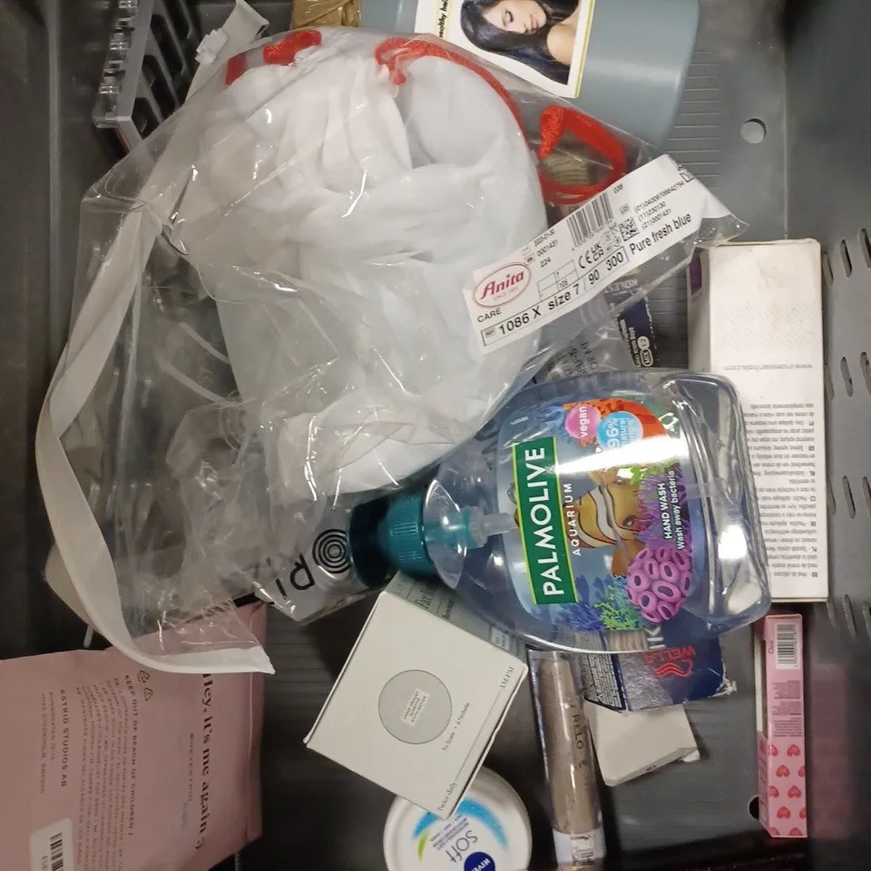 BOX OF APPROXIMATELY 20 ASSORTED HEALTH & BEAUTY PRODUCTS TO INCLUDE BED HEAD RECOVERY SHAMPOO, ESPA HAND CLEANSER, DOLLAR SHAVE CLUB REPLACEMENT RAZORS ETC 