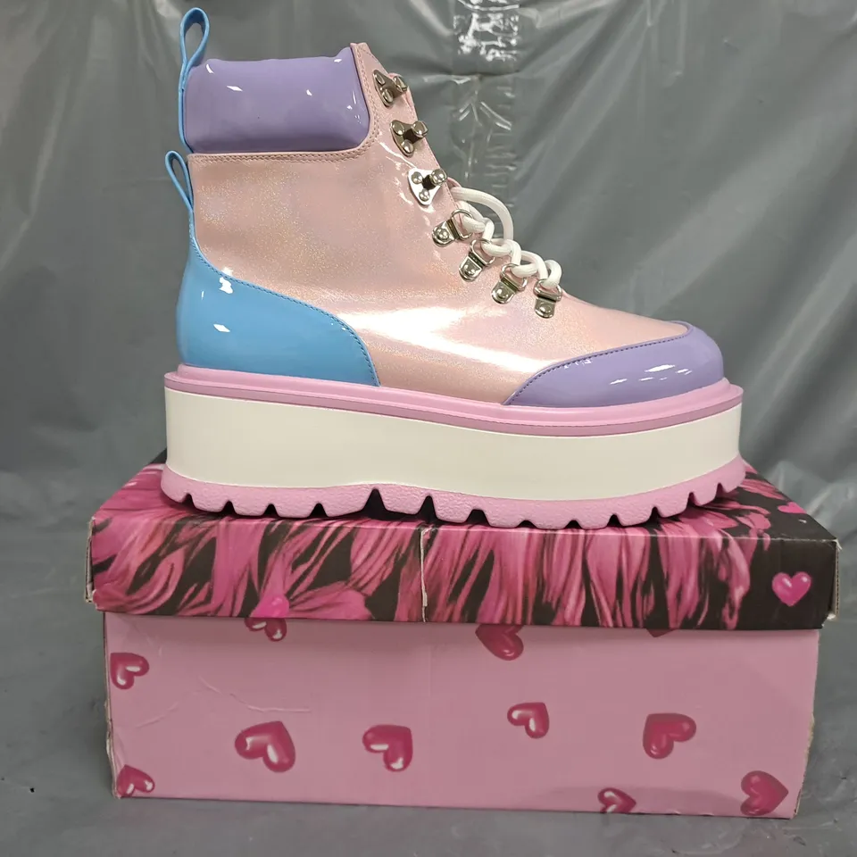 BOXED PAIR OF KOI KAWAII HYDRA HI-SHINE PLATFORM BOOTS IN MULTICOLOUR SIZE UK 6