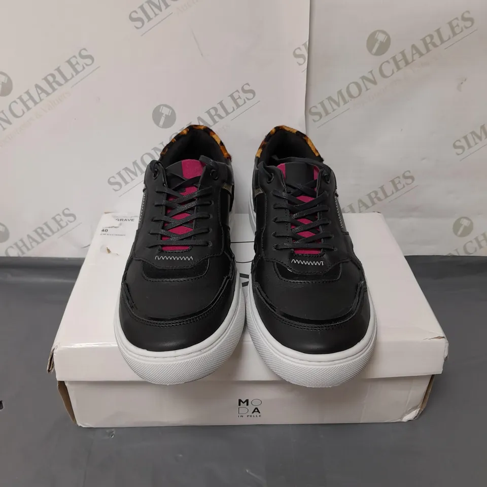 MODA LADIES BLACK TRAINERS SIZE 7