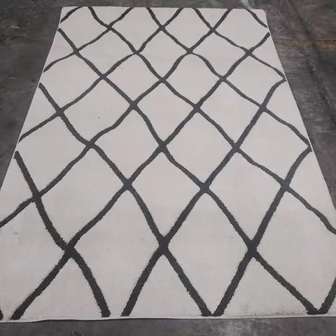 QUALITY DESIGNER RUG APPROXIMATELY 235X158CM