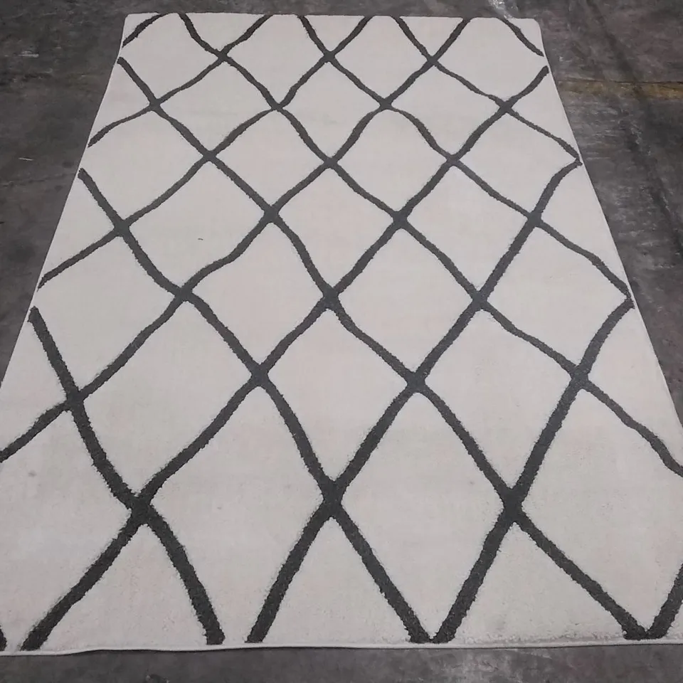 QUALITY DESIGNER RUG APPROXIMATELY 235X158CM
