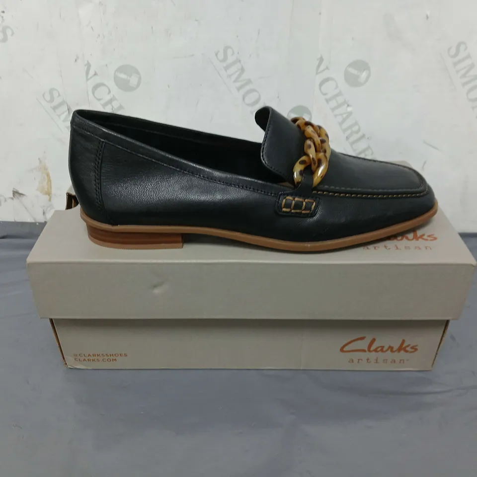 BOXED PAIR OF ARTISAN CLARKS SARAFYNS IRIS SHOES SIZE 5