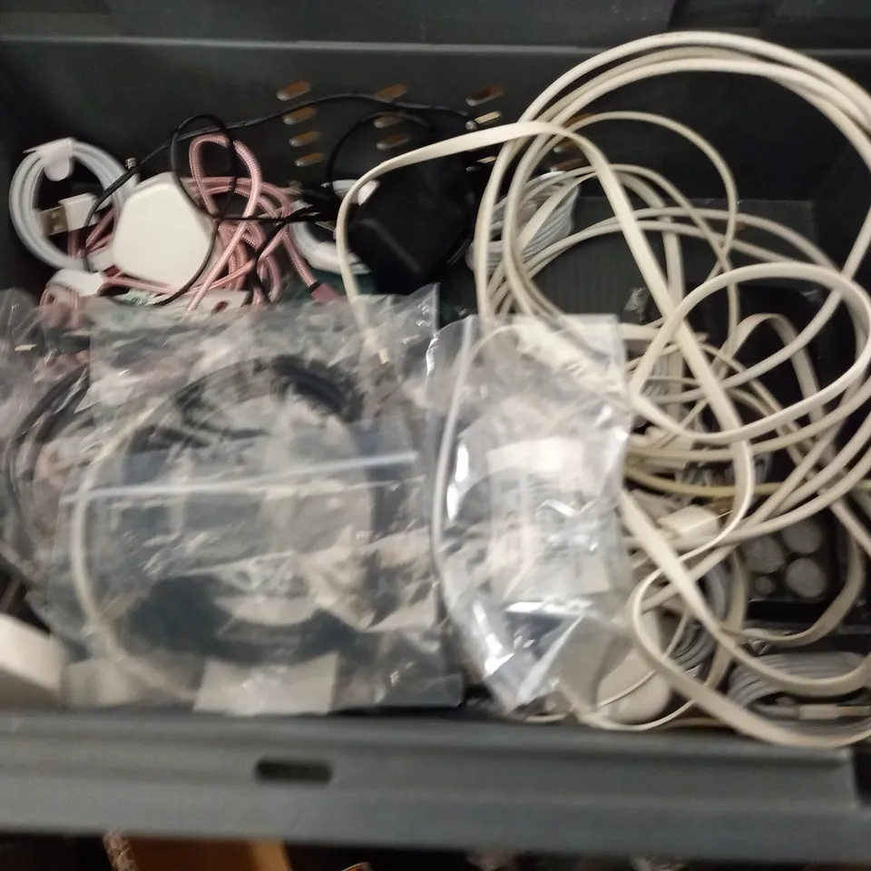 LOT OF ASSORTED TECH ITEMS TO INCLUDE CABLES, CONTROLLERS AND HDTV ANTENNA