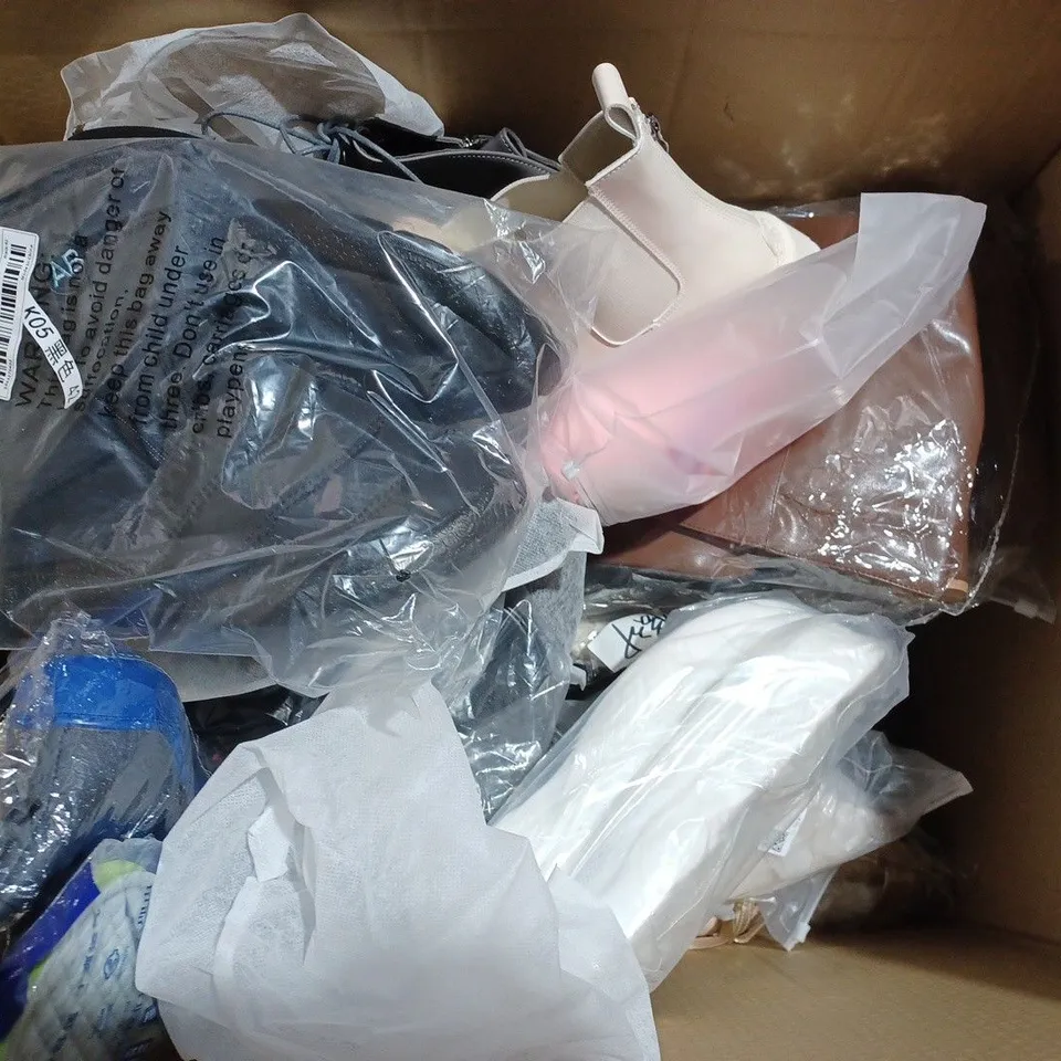 BOX OF APPROXIMATELY 20 ASSORTED SHOES TO INCLUDE - GOODLUCK - FITFLOP SLIP ON - NIKE STUDDED FOOTBALL BOOTS ECT