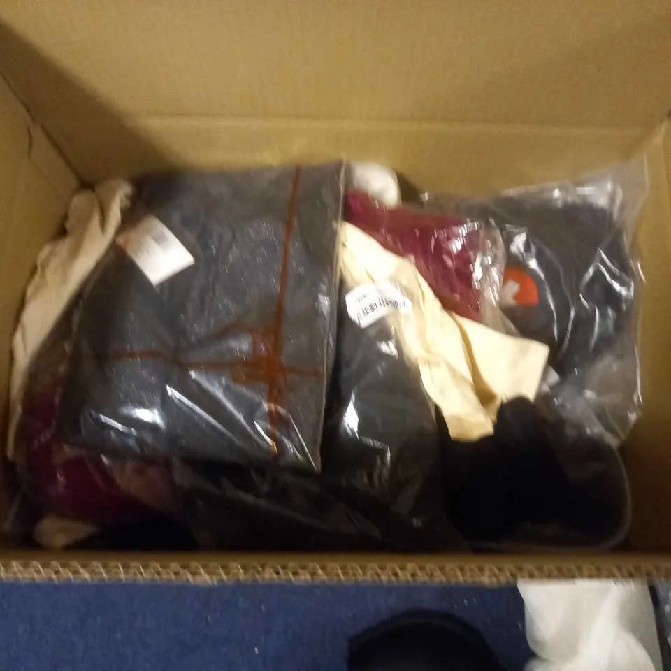 LOT OF APPROXIMATELY 35 ASSORTED WOMENS LINGERIE CLOTHING ITEMS - VARIOUS SIZES